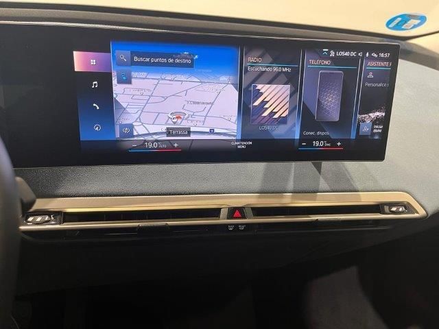 BMW iX xDrive40 color Azul. Año 2022. 240KW(326CV). Eléctrico. En concesionario Quadis Munich (Manresa) de Barcelona