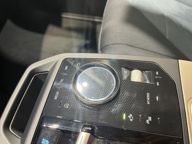 BMW iX xDrive40 color Azul. Año 2022. 240KW(326CV). Eléctrico. En concesionario Quadis Munich (Manresa) de Barcelona