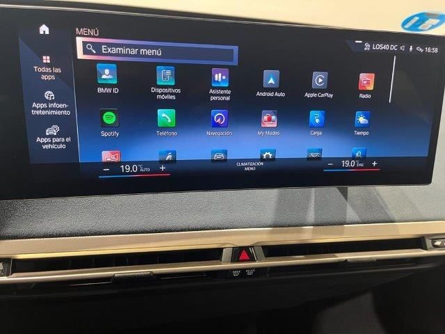 BMW iX xDrive40 color Azul. Año 2022. 240KW(326CV). Eléctrico. En concesionario Quadis Munich (Manresa) de Barcelona