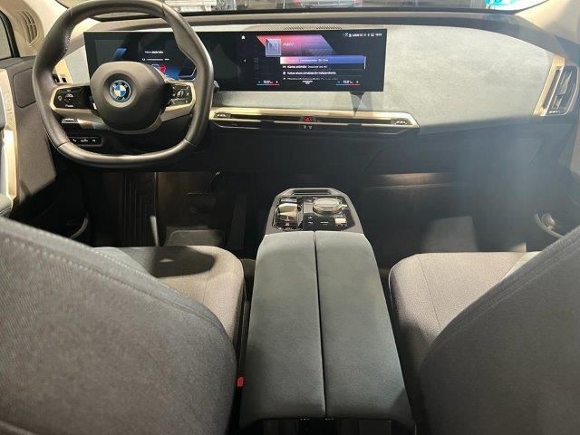 BMW iX xDrive40 color Azul. Año 2022. 240KW(326CV). Eléctrico. En concesionario Quadis Munich (Manresa) de Barcelona