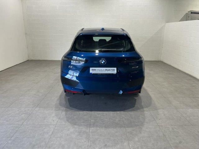 BMW iX xDrive40 color Azul. Año 2022. 240KW(326CV). Eléctrico. En concesionario Quadis Munich (Manresa) de Barcelona