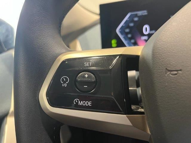 BMW iX xDrive40 color Azul. Año 2022. 240KW(326CV). Eléctrico. En concesionario Quadis Munich (Manresa) de Barcelona