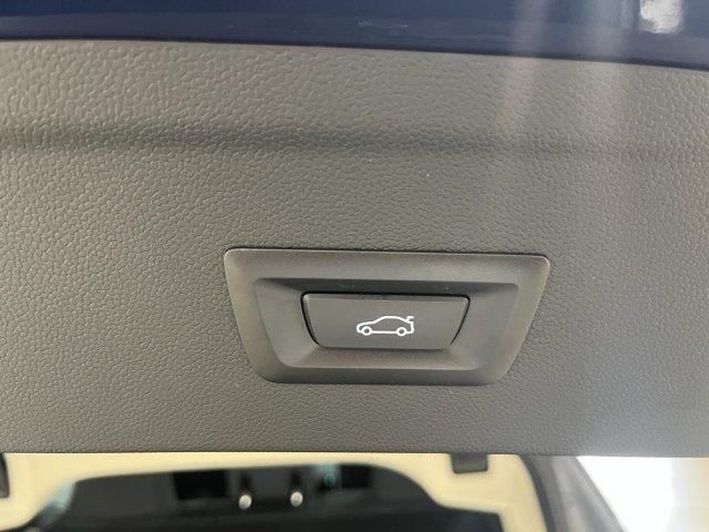 BMW iX xDrive40 color Azul. Año 2022. 240KW(326CV). Eléctrico. En concesionario Quadis Munich (Manresa) de Barcelona