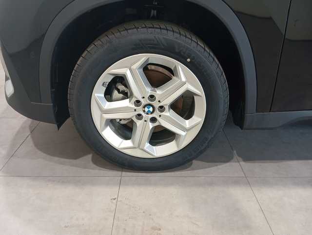 BMW X1 sDrive18i color Negro. Año 2024. 100KW(136CV). Gasolina. En concesionario Quadis Munich (Terrassa) de Barcelona