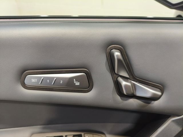 BMW iX xDrive45 color Negro. Año 2025. 300KW(408CV). Eléctrico. En concesionario Quadis Munich (Terrassa) de Barcelona