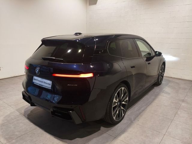 BMW iX xDrive45 color Negro. Año 2025. 300KW(408CV). Eléctrico. En concesionario Quadis Munich (Terrassa) de Barcelona
