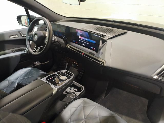 BMW iX xDrive45 color Negro. Año 2025. 300KW(408CV). Eléctrico. En concesionario Quadis Munich (Terrassa) de Barcelona