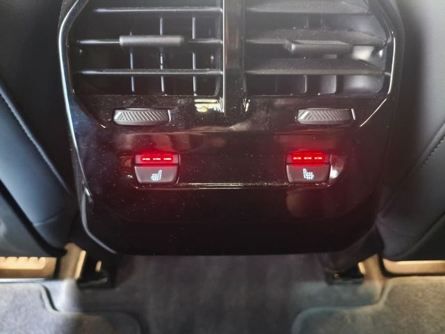 BMW iX xDrive45 color Negro. Año 2025. 300KW(408CV). Eléctrico. En concesionario Quadis Munich (Terrassa) de Barcelona