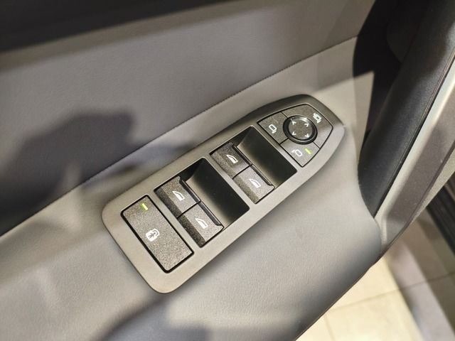 BMW iX xDrive45 color Negro. Año 2025. 300KW(408CV). Eléctrico. En concesionario Quadis Munich (Terrassa) de Barcelona