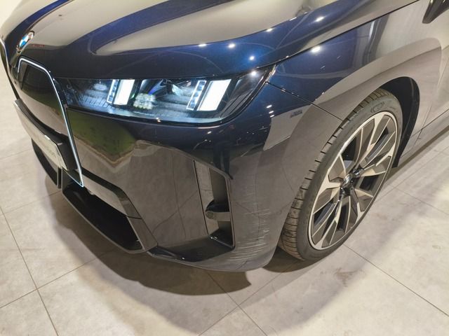 BMW iX xDrive45 color Negro. Año 2025. 300KW(408CV). Eléctrico. En concesionario Quadis Munich (Terrassa) de Barcelona