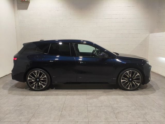 BMW iX xDrive45 color Negro. Año 2025. 300KW(408CV). Eléctrico. En concesionario Quadis Munich (Terrassa) de Barcelona