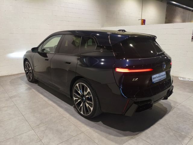 BMW iX xDrive45 color Negro. Año 2025. 300KW(408CV). Eléctrico. En concesionario Quadis Munich (Terrassa) de Barcelona