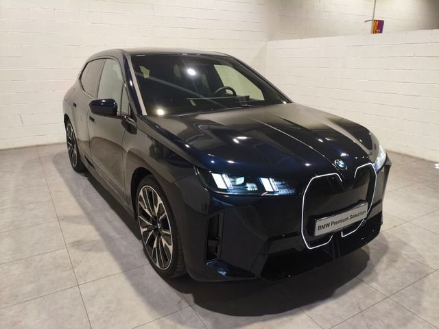 BMW iX xDrive45 color Negro. Año 2025. 300KW(408CV). Eléctrico. En concesionario Quadis Munich (Terrassa) de Barcelona