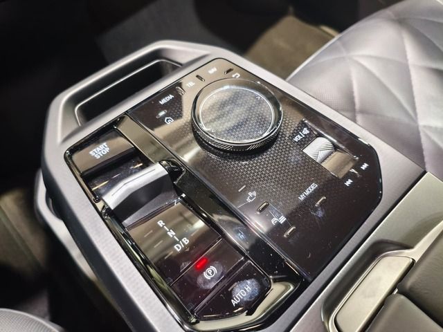 BMW iX xDrive45 color Negro. Año 2025. 300KW(408CV). Eléctrico. En concesionario Quadis Munich (Terrassa) de Barcelona