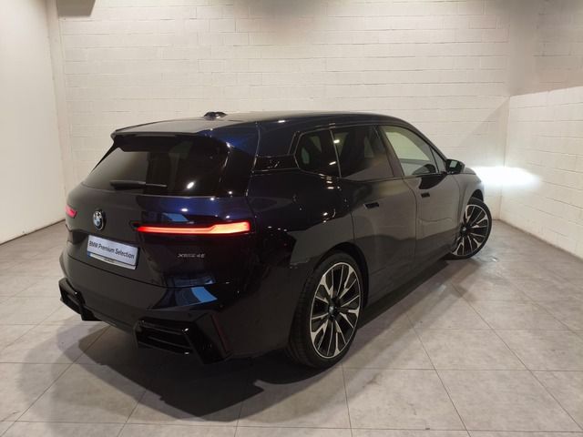 BMW iX xDrive45 color Negro. Año 2025. 300KW(408CV). Eléctrico. En concesionario Quadis Munich (Terrassa) de Barcelona