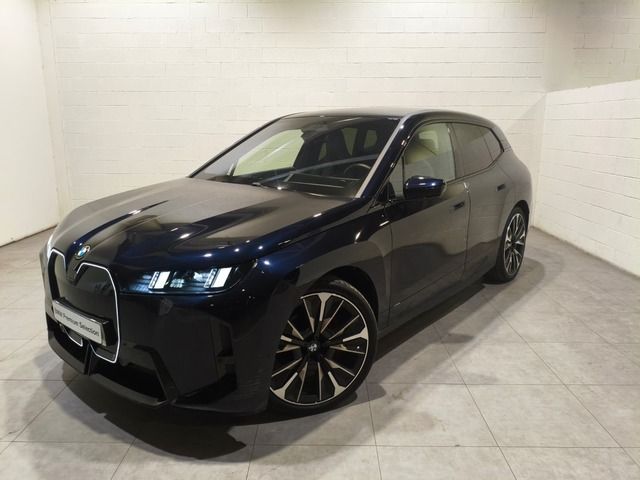 BMW iX xDrive45 color Negro. Año 2025. 300KW(408CV). Eléctrico. En concesionario Quadis Munich (Terrassa) de Barcelona