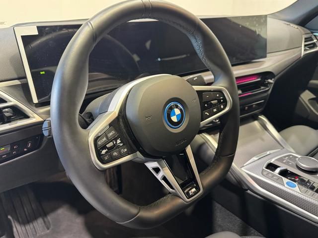 BMW i4 eDrive40 color Gris. Año 2025. 250KW(340CV). Eléctrico. En concesionario Quadis Munich de Barcelona