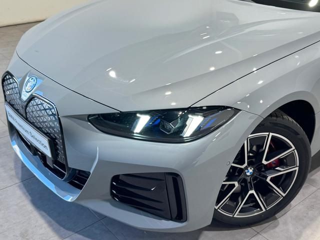BMW i4 eDrive40 color Gris. Año 2025. 250KW(340CV). Eléctrico. En concesionario Quadis Munich de Barcelona