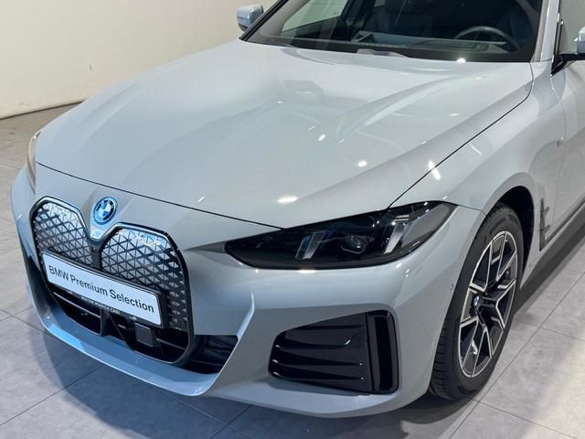 BMW i4 eDrive40 color Gris. Año 2025. 250KW(340CV). Eléctrico. En concesionario Quadis Munich de Barcelona