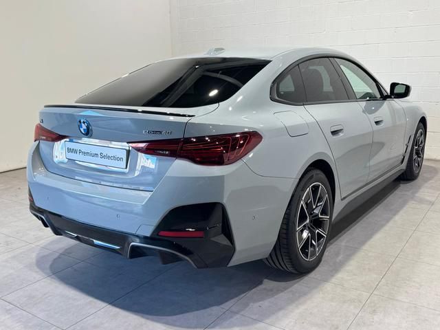 BMW i4 eDrive40 color Gris. Año 2025. 250KW(340CV). Eléctrico. En concesionario Quadis Munich de Barcelona
