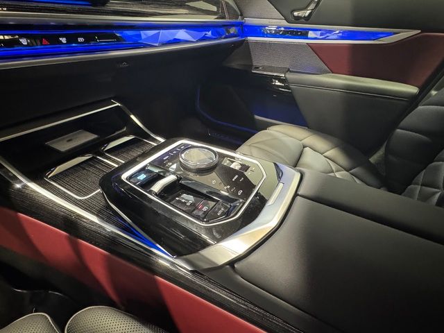 BMW i7 xDrive60 color Negro. Año 2024. 400KW(544CV). Eléctrico. En concesionario Quadis Munich (Terrassa) de Barcelona