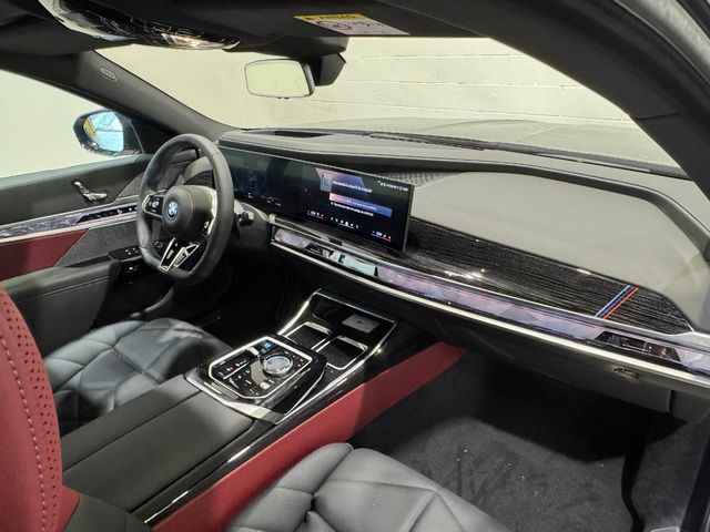 BMW i7 xDrive60 color Negro. Año 2024. 400KW(544CV). Eléctrico. En concesionario Quadis Munich (Terrassa) de Barcelona