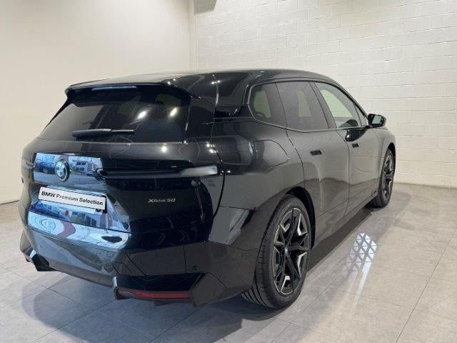 BMW iX xDrive50 color Negro. Año 2024. 385KW(523CV). Eléctrico. En concesionario Quadis Munich (Manresa) de Barcelona