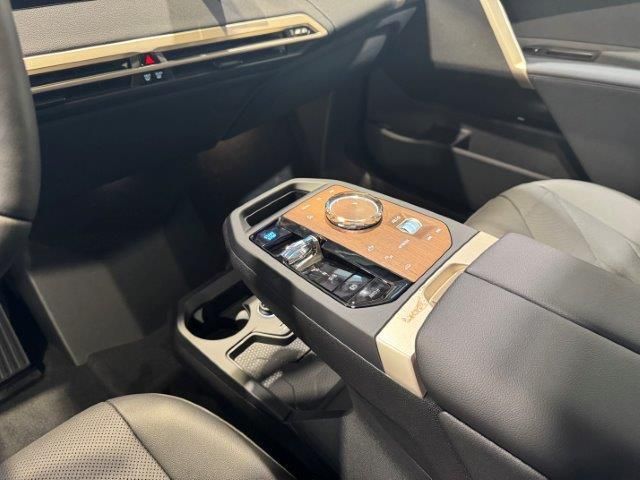 BMW iX xDrive50 color Negro. Año 2024. 385KW(523CV). Eléctrico. En concesionario Quadis Munich (Manresa) de Barcelona