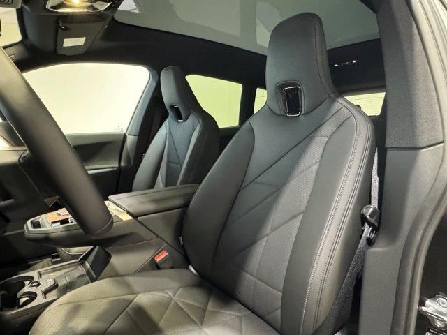 BMW iX xDrive50 color Negro. Año 2024. 385KW(523CV). Eléctrico. En concesionario Quadis Munich (Manresa) de Barcelona