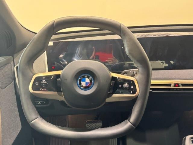 BMW iX xDrive50 color Negro. Año 2024. 385KW(523CV). Eléctrico. En concesionario Quadis Munich (Manresa) de Barcelona