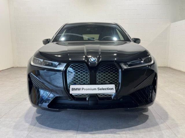 Fotos de BMW iX xDrive50 color Negro. Año 2024. 385KW(523CV). Eléctrico. En concesionario Quadis Munich (Manresa) de Barcelona