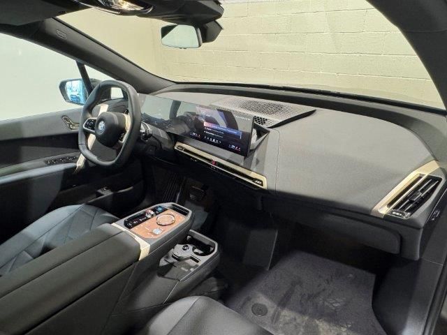 BMW iX xDrive50 color Negro. Año 2024. 385KW(523CV). Eléctrico. En concesionario Quadis Munich (Manresa) de Barcelona