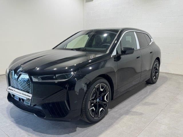 Fotos de BMW iX xDrive50 color Negro. Año 2024. 385KW(523CV). Eléctrico. En concesionario Quadis Munich (Manresa) de Barcelona