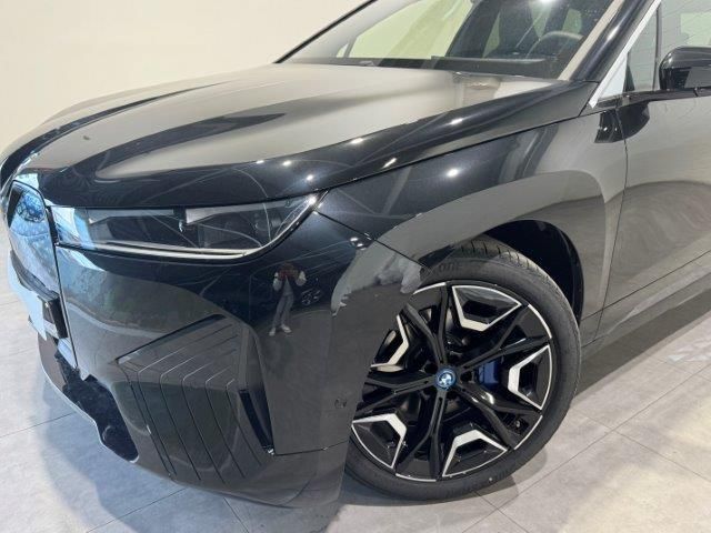 BMW iX xDrive50 color Negro. Año 2024. 385KW(523CV). Eléctrico. En concesionario Quadis Munich (Manresa) de Barcelona