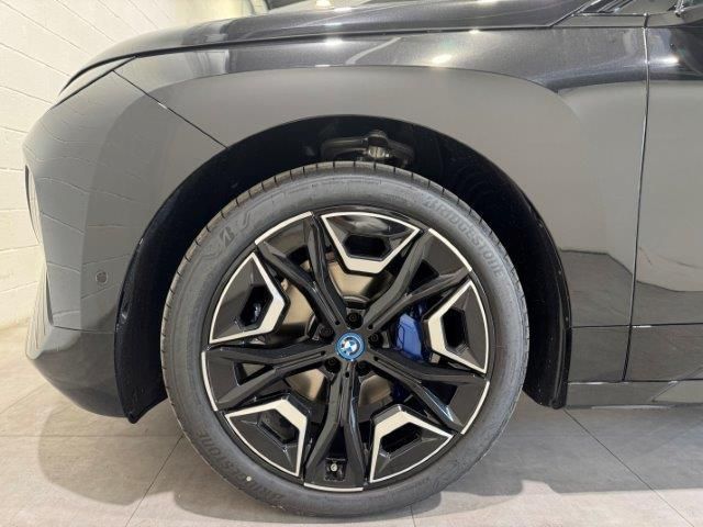 BMW iX xDrive50 color Negro. Año 2024. 385KW(523CV). Eléctrico. En concesionario Quadis Munich (Manresa) de Barcelona