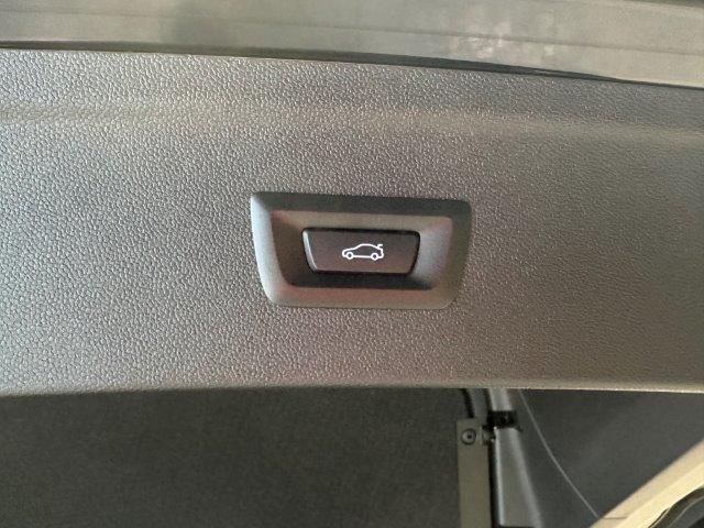 BMW iX xDrive50 color Negro. Año 2024. 385KW(523CV). Eléctrico. En concesionario Quadis Munich (Manresa) de Barcelona