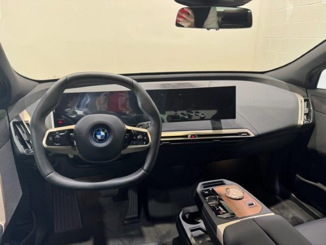 BMW iX xDrive50 color Negro. Año 2024. 385KW(523CV). Eléctrico. En concesionario Quadis Munich (Manresa) de Barcelona