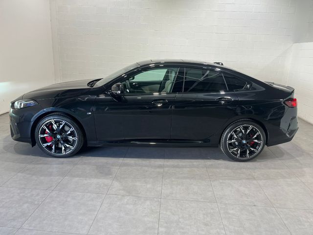 Fotos de BMW Serie 2 220i Gran Coupe color Negro. Año 2025. 125KW(170CV). Gasolina. En concesionario Quadis Munich (Terrassa) de Barcelona