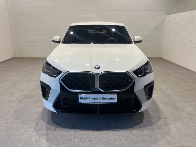 Fotos de BMW X2 sDrive18d color Blanco. Año 2025. 110KW(150CV). Diésel. En concesionario Quadis Munich (Terrassa) de Barcelona