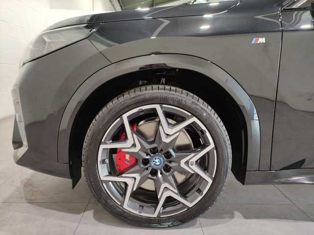 BMW iX2 xDrive30 color Negro. Año 2025. 230KW(313CV). Eléctrico. En concesionario Quadis Munich (Manresa) de Barcelona