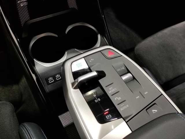 BMW iX2 xDrive30 color Negro. Año 2025. 230KW(313CV). Eléctrico. En concesionario Quadis Munich (Manresa) de Barcelona