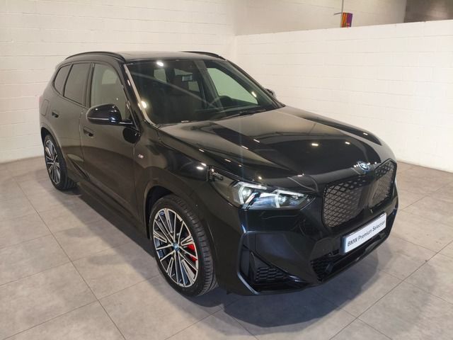 BMW iX1 eDrive20 color Negro. Año 2024. 150KW(204CV). Eléctrico. En concesionario Quadis Munich (Terrassa) de Barcelona