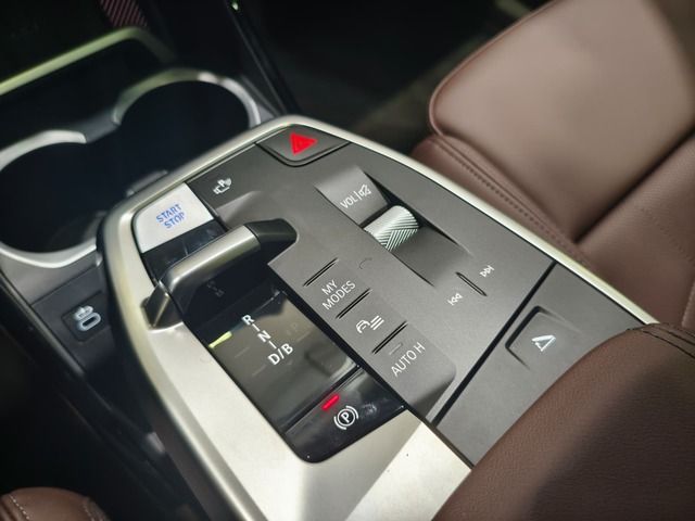 BMW iX1 eDrive20 color Negro. Año 2024. 150KW(204CV). Eléctrico. En concesionario Quadis Munich (Terrassa) de Barcelona