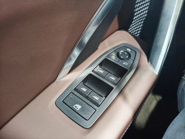 BMW iX1 eDrive20 color Negro. Año 2024. 150KW(204CV). Eléctrico. En concesionario Quadis Munich (Terrassa) de Barcelona