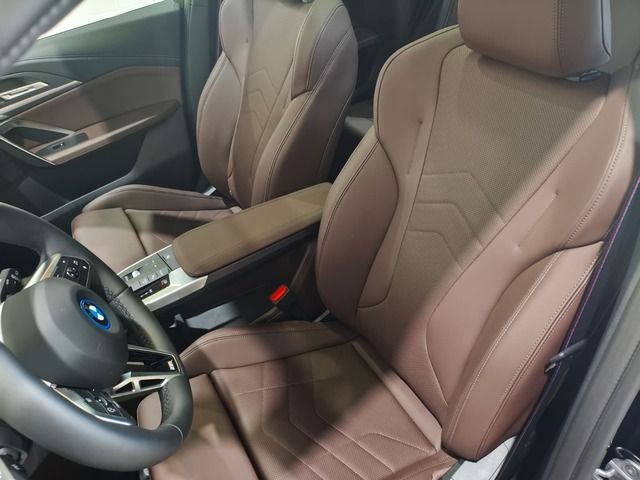 BMW iX1 eDrive20 color Negro. Año 2024. 150KW(204CV). Eléctrico. En concesionario Quadis Munich (Terrassa) de Barcelona