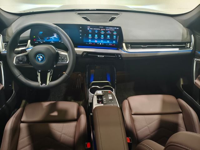 BMW iX1 eDrive20 color Negro. Año 2024. 150KW(204CV). Eléctrico. En concesionario Quadis Munich (Terrassa) de Barcelona