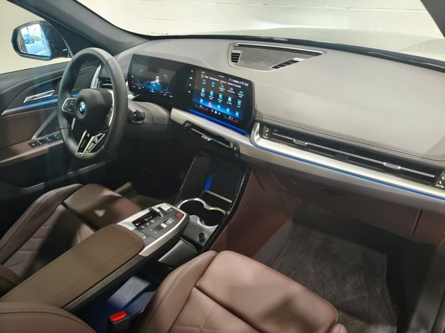 BMW iX1 eDrive20 color Negro. Año 2024. 150KW(204CV). Eléctrico. En concesionario Quadis Munich (Terrassa) de Barcelona