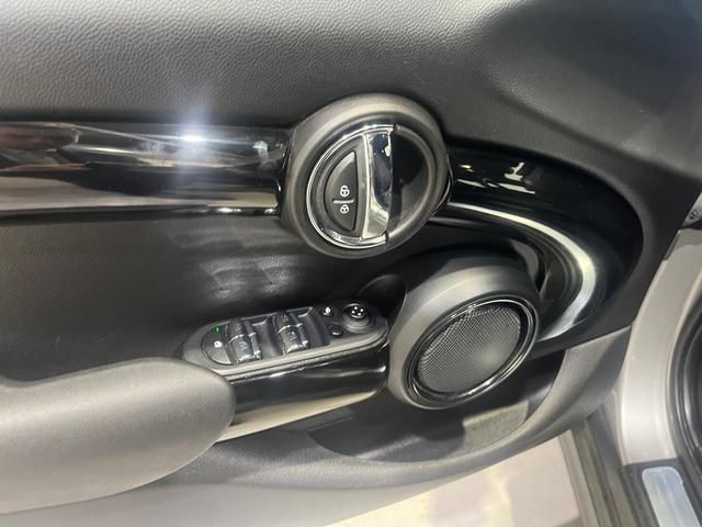 fotoG 12 del MINI MINI 5 Puertas Cooper 100 kW (136 CV) 136cv Gasolina del 2023 en Barcelona