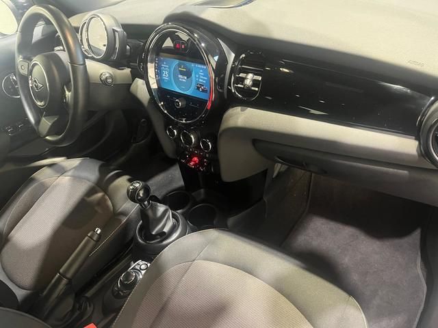 fotoG 7 del MINI MINI 5 Puertas Cooper 100 kW (136 CV) 136cv Gasolina del 2023 en Barcelona