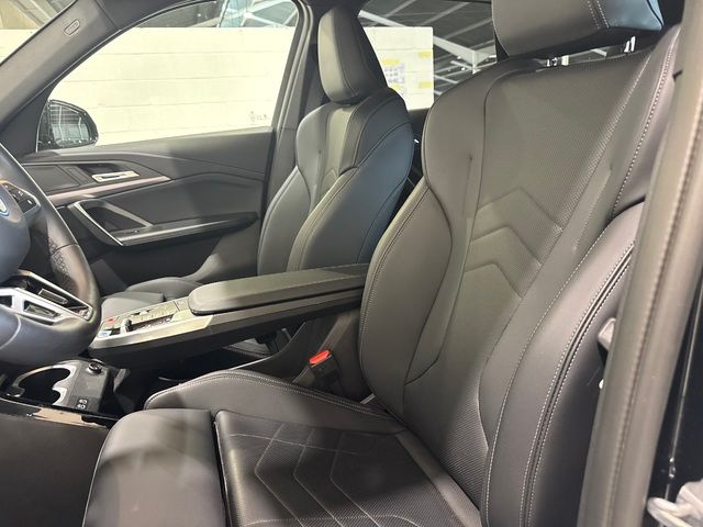 BMW iX1 xDrive30 color Negro. Año 2024. 230KW(313CV). Eléctrico. En concesionario Quadis Munich (Terrassa) de Barcelona